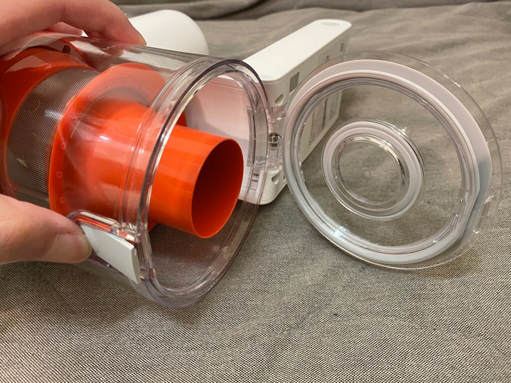 集塵桶按灰色按鈕會直接彈開