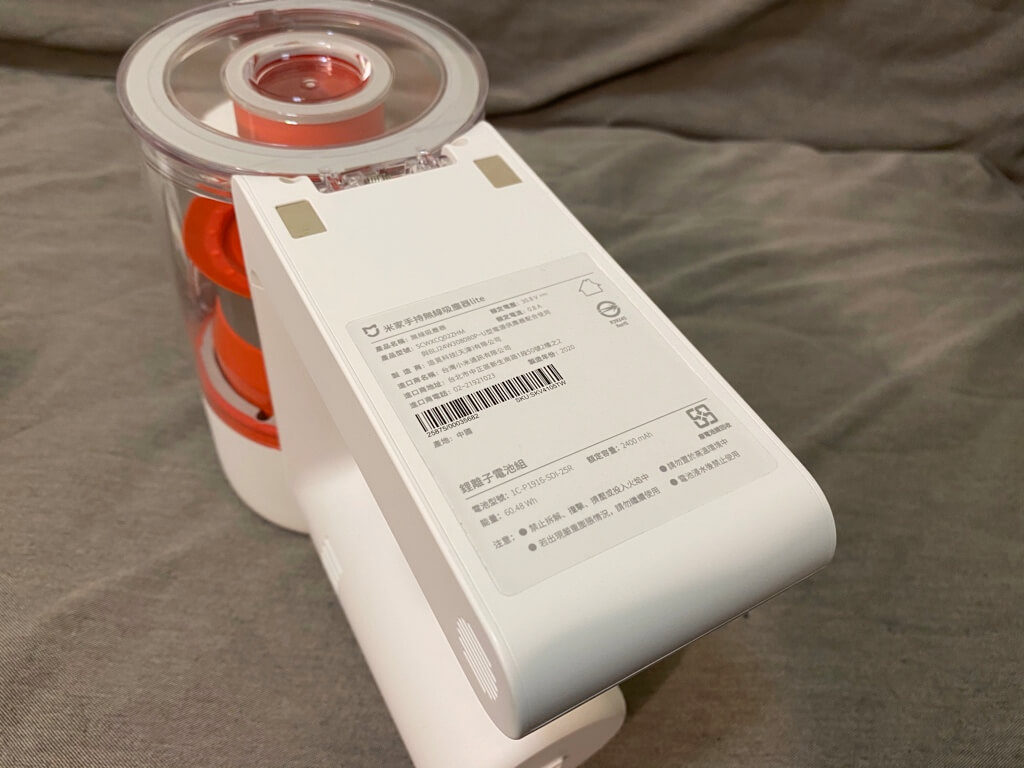 主機底下就是電池