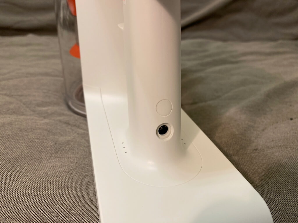 主機後方有電源孔可以直接充電