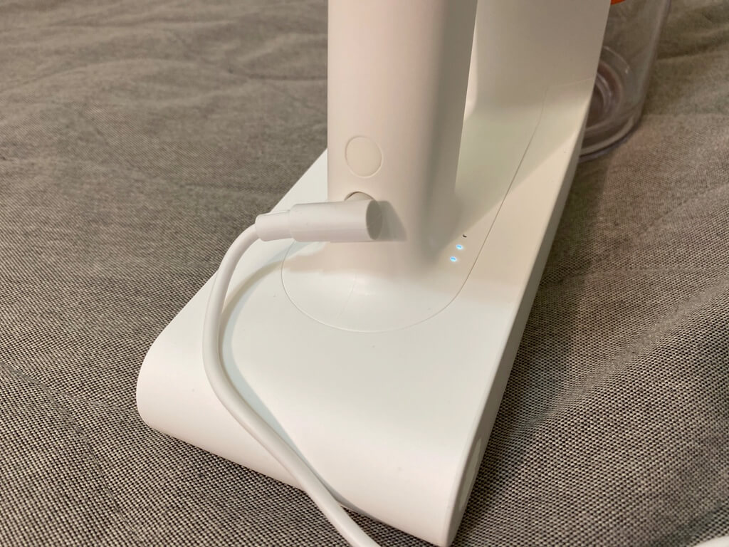 充電時會顯示燈泡，三顆是充滿