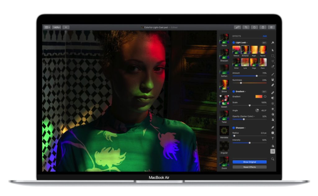 相較於 MacBook Air,MacBook Pro 螢幕的色彩與鮮豔度還是略勝一籌