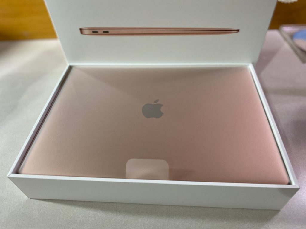 隔著塑膠膜的 MacBook Air 金色特寫