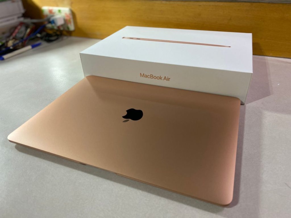 拆封後的 MacBook Air 閃爍著玫瑰金的光芒