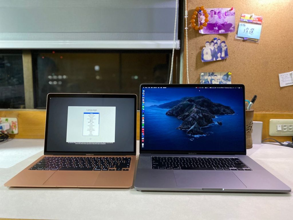 拿 MacBook Air 金色與我的 MacBook Pro 16吋太空灰色做比較