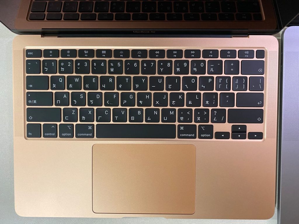 MacBook Air 的鍵盤保留了實體的功能按鍵