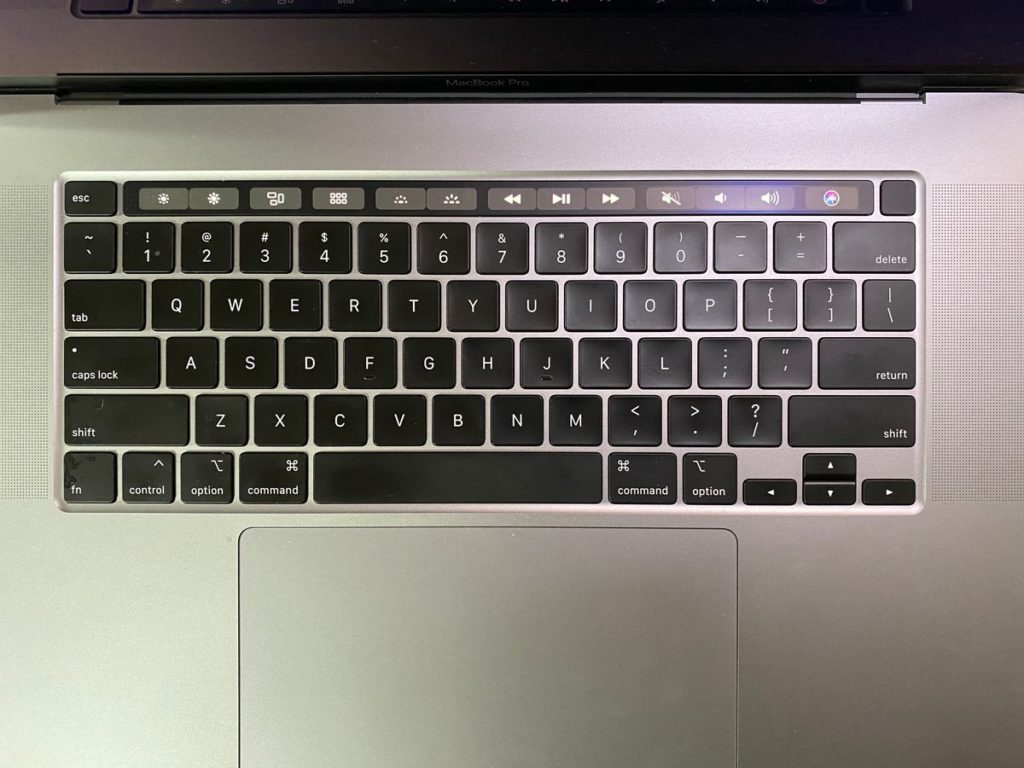 MacBook Pro 16 吋則是擁有令人評價兩極的 Touch Bar
