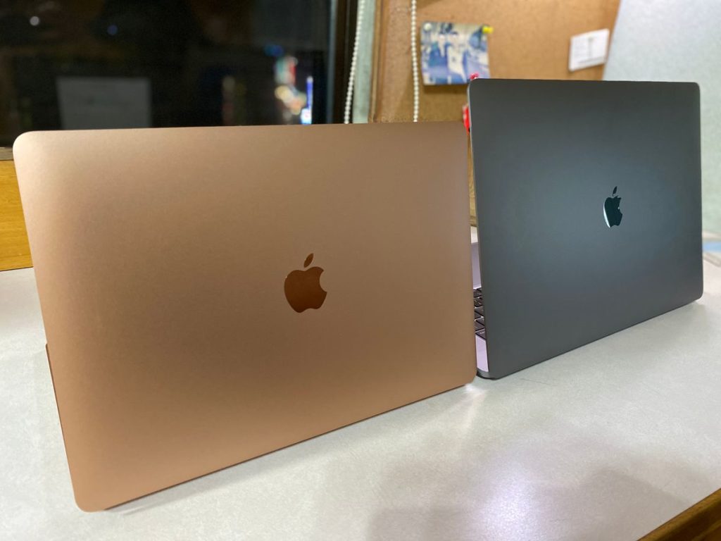 MacBook Air 金色與 MacBook Pro 16吋太空灰色背面