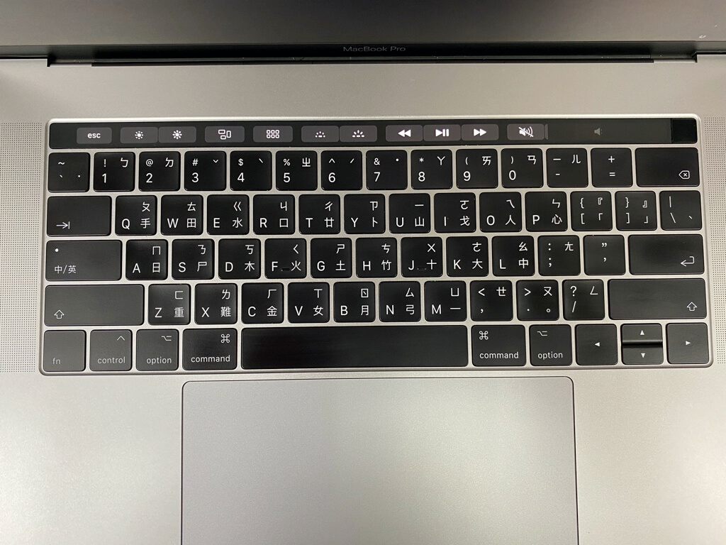 MacBook Pro 2017 鍵盤鍵程短,打字有點像敲擊平面,易疲勞