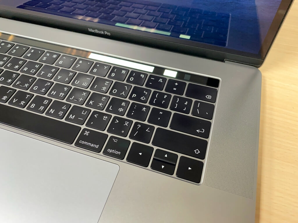 我舊的 MacBook Pro 2017 Touch Bar 故障會閃白光