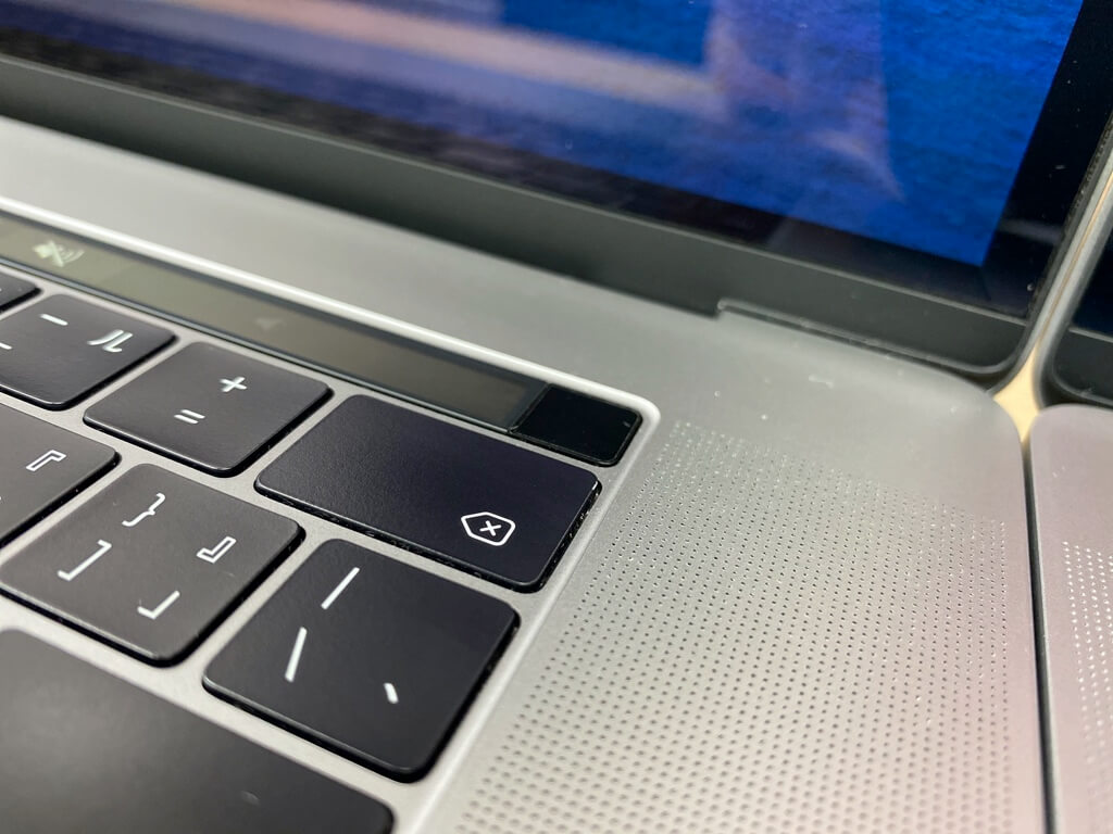 舊款Touch ID 與 Touch Bar黏在一起很不明顯