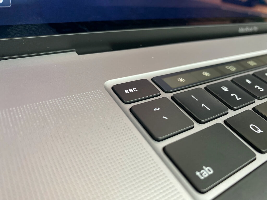 MacBook Pro 2019 16吋 將ESC按鍵獨立出來變為實體,方便很多