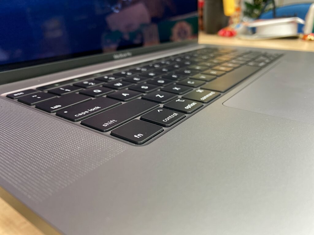 MacBook Pro 2019 16吋的剪刀式鍵盤(鍵程比較長)