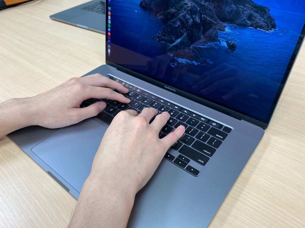MacBook Pro 16吋獨立了ESC & Touch ID