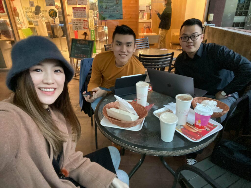當時第一次見面談課程合作時的合照